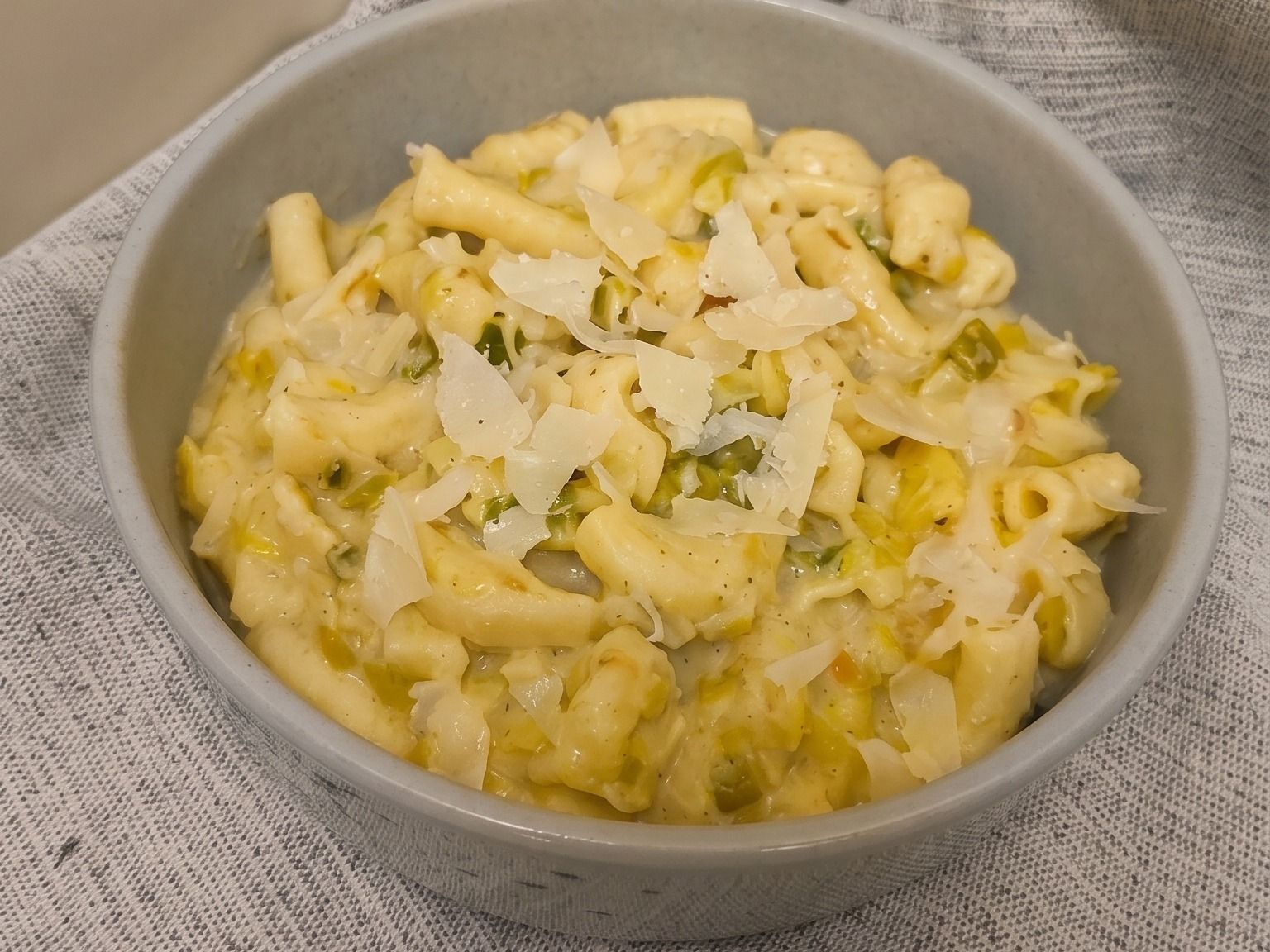 Pâtes fraîches aux panais et sauce aux poireaux végétarienne