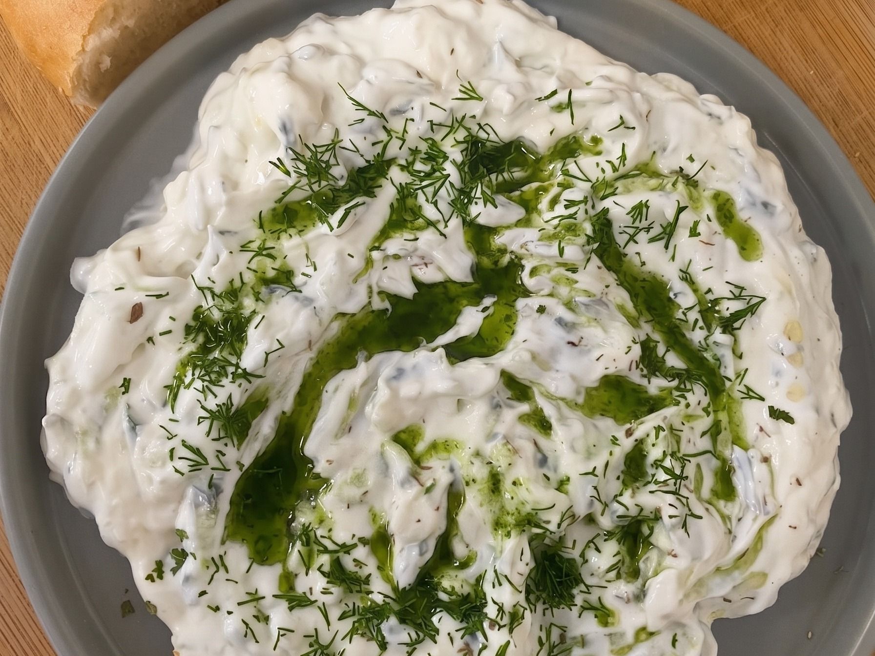 Huisgemaakte griekse tzaziki, met feestelijke crackers 