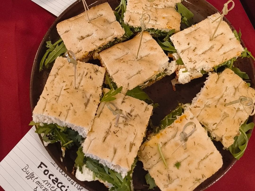 Foccacia met hummus, geroosterde groenten en rucola 