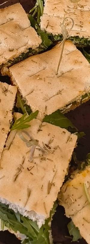 Foccacia op italiaanse wijze belegd - 4 pers.